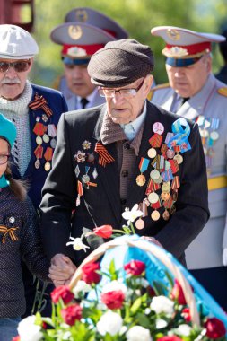 Petropavlovsk, Kazakistan - 9 Mayıs 2016: 9 Mayıs 2016 Petropavlovsk, Kazakistan'daki zafer günü. Ölü savaş anısına. Üyeler mutlu.