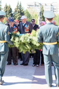 Petropavlovsk, Kazakistan - 9 Mayıs 2016: 9 Mayıs 2016 Petropavlovsk, Kazakistan'daki zafer günü. Ölü savaş anısına. Üyeler mutlu.