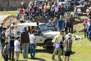 Kazakistan, Çimkent - 9 Nisan 2017. Erkekler kadınlar kadınlar çocuk dağlar bahar. Jöle manzara manzara.