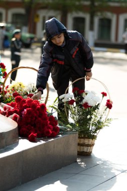 Petropavlovsk 7 Mayıs 2016: Resmi tatil. Defender'ı vatan günün Kazakistan'da 7 Mayıs kutladı. Asker ve askeri. Toplu kutlamalar insanlar.