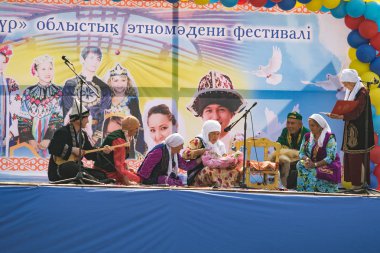 Petropavlovsk, Kazakistan - 28 Temmuz 2016: Festival, 80 yıl Kuzey Kazakistan bölgesi. Kitle kutlama etnik halk, geleneksel kostümleri insanlar sokaklarda Petropavlovsk kutlamak..