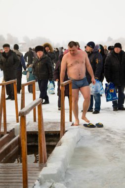 Petropavlovsk, Kazakistan - 19 Ocak 2018: vaftiz. Kışın buz delik insanlar yüzmek.