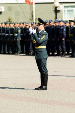 Petropavlovsk 7 Mayıs 2016: Resmi tatil. Defender'ı vatan günün Kazakistan'da 7 Mayıs kutladı. Asker ve askeri. Toplu kutlamalar insanlar.