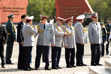 Petropavlovsk 7 Mayıs 2016: Resmi tatil. Defender'ı vatan günün Kazakistan'da 7 Mayıs kutladı. Asker ve askeri. Toplu kutlamalar insanlar.