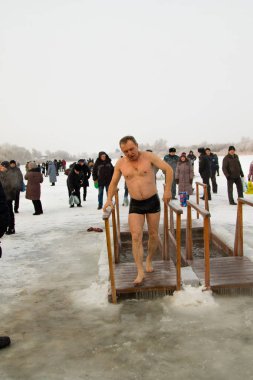 Petropavlovsk, Kazakistan - 19 Ocak 2018: vaftiz. Kışın buz delik insanlar yüzmek.