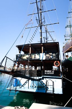 Antalya, Türkiye - 21 Haziran 2017: Bir tatil beldesi Antalya eski liman tekneler vardır.