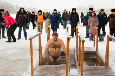 Petropavlovsk, Kazakistan - 19 Ocak 2018: vaftiz. Kışın buz delik insanlar yüzmek.