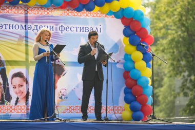 Petropavlovsk, Kazakistan - 28 Temmuz 2016: Festival, 80 yıl Kuzey Kazakistan bölgesi. Kitle kutlama etnik halk, geleneksel kostümleri insanlar sokaklarda Petropavlovsk kutlamak..