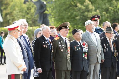Petropavlovsk 7 Mayıs 2016: Resmi tatil. Defender'ı vatan günün Kazakistan'da 7 Mayıs kutladı. Asker ve askeri. Toplu kutlamalar insanlar.