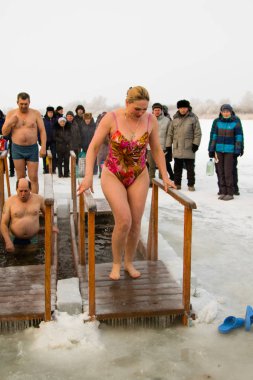 Petropavlovsk, Kazakistan - 19 Ocak 2018: vaftiz. Kışın buz delik insanlar yüzmek.