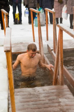 Petropavlovsk, Kazakistan - 19 Ocak 2018: vaftiz. Kışın buz delik insanlar yüzmek.