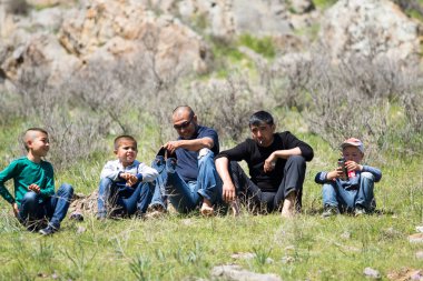 Kazakistan, Çimkent - 9 Nisan 2017. Erkekler kadınlar kadınlar çocuk dağlar bahar. Jöle manzara manzara.