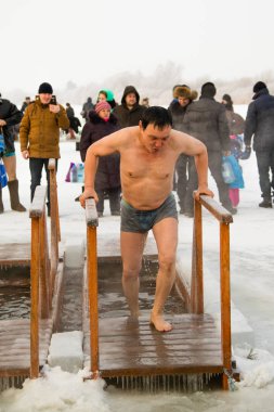 Petropavlovsk, Kazakistan - 19 Ocak 2018: vaftiz. Kışın buz delik insanlar yüzmek.