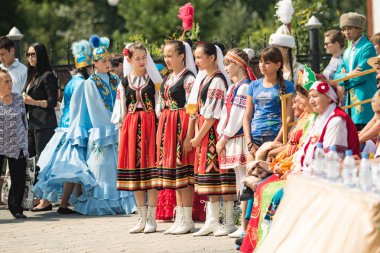 Petropavlovsk, Kazakistan - 28 Temmuz 2016: Festival, 80 yıl Kuzey Kazakistan bölgesi. Kitle kutlama etnik halk, geleneksel kostümleri insanlar sokaklarda Petropavlovsk kutlamak..