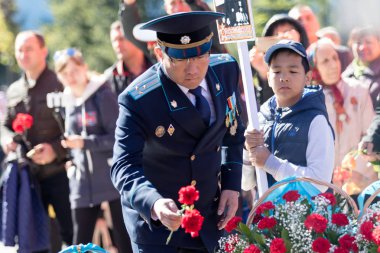 Petropavlovsk, Kazakistan - 9 Mayıs 2016: 9 Mayıs 2016 Petropavlovsk, Kazakistan'daki zafer günü. Ölü savaş anısına. Üyeler mutlu.