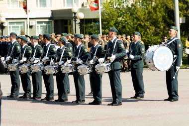 Petropavlovsk 7 Mayıs 2016: Resmi tatil. Defender'ı vatan günün Kazakistan'da 7 Mayıs kutladı. Asker ve askeri. Toplu kutlamalar insanlar.