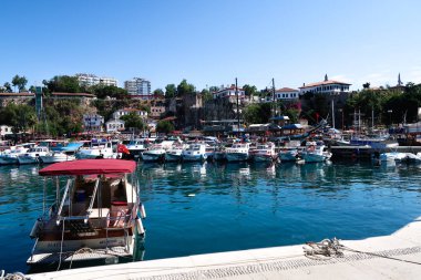 Antalya, Türkiye - 21 Haziran 2017: Bir tatil beldesi Antalya eski liman tekneler vardır.