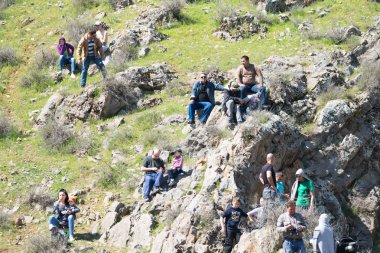 Kazakistan, Çimkent - 9 Nisan 2017. Erkekler kadınlar kadınlar çocuk dağlar bahar. Jöle manzara manzara.