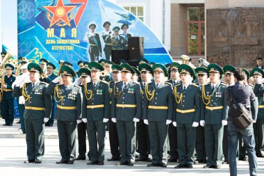 Petropavlovsk 7 Mayıs 2016: Resmi tatil. Defender'ı vatan günün Kazakistan'da 7 Mayıs kutladı. Asker ve askeri. Toplu kutlamalar insanlar.
