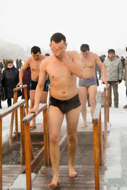 Petropavlovsk, Kazakistan - 19 Ocak 2018: vaftiz. Kışın buz delik insanlar yüzmek.