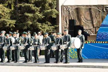 Petropavlovsk 7 Mayıs 2016: Resmi tatil. Defender'ı vatan günün Kazakistan'da 7 Mayıs kutladı. Asker ve askeri. Toplu kutlamalar insanlar.