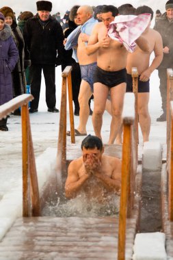 Petropavlovsk, Kazakistan - 19 Ocak 2018: vaftiz. Kışın buz delik insanlar yüzmek.