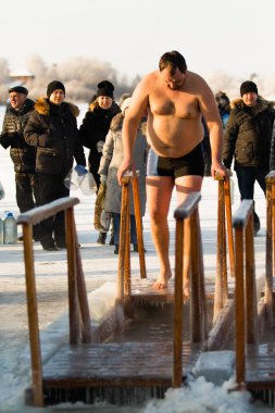 Petropavlovsk, Kazakistan - 19 Ocak 2018: vaftiz. Kışın buz delik insanlar yüzmek.