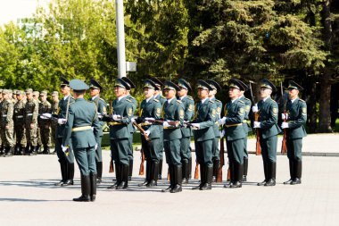Petropavlovsk 7 Mayıs 2016: Resmi tatil. Defender'ı vatan günün Kazakistan'da 7 Mayıs kutladı. Asker ve askeri. Toplu kutlamalar insanlar.