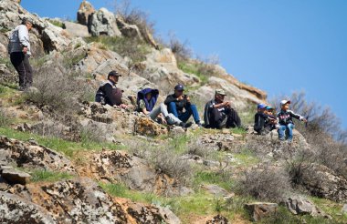 Kazakistan, Çimkent - 9 Nisan 2017. Erkekler kadınlar kadınlar çocuk dağlar bahar. Jöle manzara manzara.