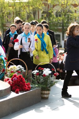 Petropavlovsk 7 Mayıs 2016: Resmi tatil. Defender'ı vatan günün Kazakistan'da 7 Mayıs kutladı. Asker ve askeri. Toplu kutlamalar insanlar.