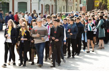 Petropavlovsk 7 Mayıs 2016: Resmi tatil. Defender'ı vatan günün Kazakistan'da 7 Mayıs kutladı. Asker ve askeri. Toplu kutlamalar insanlar.