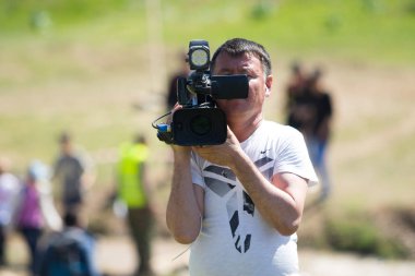 Kazakistan, Çimkent - 9 Nisan 2017. Erkekler kadınlar kadınlar çocuk dağlar bahar. Jöle manzara manzara.