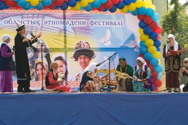 Petropavlovsk, Kazakistan - 28 Temmuz 2016: Festival, 80 yıl Kuzey Kazakistan bölgesi. Kitle kutlama etnik halk, geleneksel kostümleri insanlar sokaklarda Petropavlovsk kutlamak..