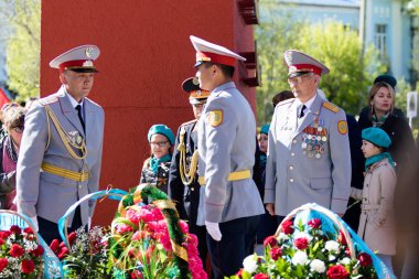 Petropavlovsk, Kazakistan - 9 Mayıs 2016: 9 Mayıs 2016 Petropavlovsk, Kazakistan'daki zafer günü. Ölü savaş anısına. Üyeler mutlu.