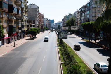Antalya, Türkiye - 20 Haziran 2017: Antalya cityscape, araba binalar, doğa.