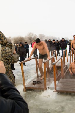 Petropavlovsk, Kazakistan - 19 Ocak 2018: vaftiz. Kışın buz delik insanlar yüzmek.