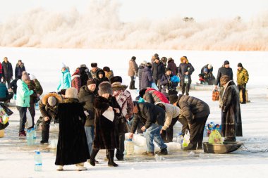 Petropavlovsk, Kazakistan - 19 Ocak 2018: vaftiz. Kışın buz delik insanlar yüzmek.