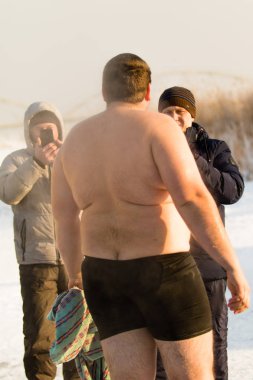 Petropavlovsk, Kazakistan - 19 Ocak 2018: vaftiz. Kışın buz delik insanlar yüzmek.