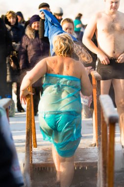 Petropavlovsk, Kazakistan - 19 Ocak 2018: vaftiz. Kışın buz delik insanlar yüzmek.