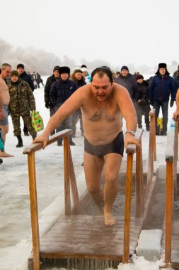 Petropavlovsk, Kazakistan - 19 Ocak 2018: vaftiz. Kışın buz delik insanlar yüzmek.
