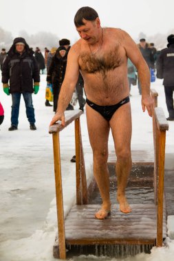 Petropavlovsk, Kazakistan - 19 Ocak 2018: vaftiz. Kışın buz delik insanlar yüzmek.