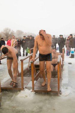 Petropavlovsk, Kazakistan - 19 Ocak 2018: vaftiz. Kışın buz delik insanlar yüzmek.