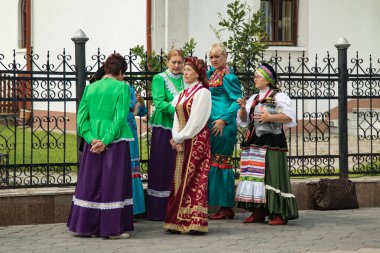 Petropavlovsk, Kazakistan - 28 Temmuz 2016: Festival, 80 yıl Kuzey Kazakistan bölgesi. Kitle kutlama etnik halk, geleneksel kostümleri insanlar sokaklarda Petropavlovsk kutlamak..