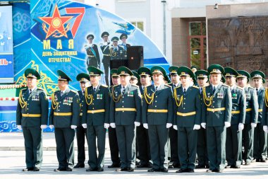 Petropavlovsk 7 Mayıs 2016: Resmi tatil. Defender'ı vatan günün Kazakistan'da 7 Mayıs kutladı. Asker ve askeri. Toplu kutlamalar insanlar.
