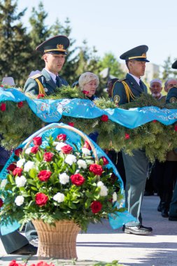 Petropavlovsk, Kazakistan - 9 Mayıs 2016: 9 Mayıs 2016 Petropavlovsk, Kazakistan'daki zafer günü. Ölü savaş anısına. Üyeler mutlu.