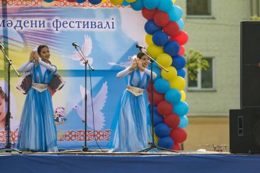 Petropavlovsk, Kazakistan - 28 Temmuz 2016: Festival, 80 yıl Kuzey Kazakistan bölgesi. Kitle kutlama etnik halk, geleneksel kostümleri insanlar sokaklarda Petropavlovsk kutlamak..