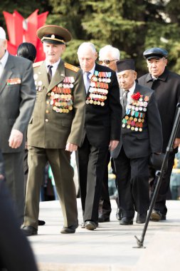 Petropavlovsk 7 Mayıs 2016: Resmi tatil. Defender'ı vatan günün Kazakistan'da 7 Mayıs kutladı. Asker ve askeri. Toplu kutlamalar insanlar.