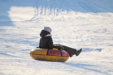 Petropavlovsk, Kazakistan - 23 Aralık 2018: çocuklar ve ebeveynler Kayak Kış bir kızak üzerinde. Kazakistan, spor tatil.
