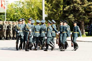 Petropavlovsk 7 Mayıs 2016: Resmi tatil. Defender'ı vatan günün Kazakistan'da 7 Mayıs kutladı. Asker ve askeri. Toplu kutlamalar insanlar.