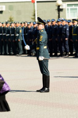 Petropavlovsk 7 Mayıs 2016: Resmi tatil. Defender'ı vatan günün Kazakistan'da 7 Mayıs kutladı. Asker ve askeri. Toplu kutlamalar insanlar.